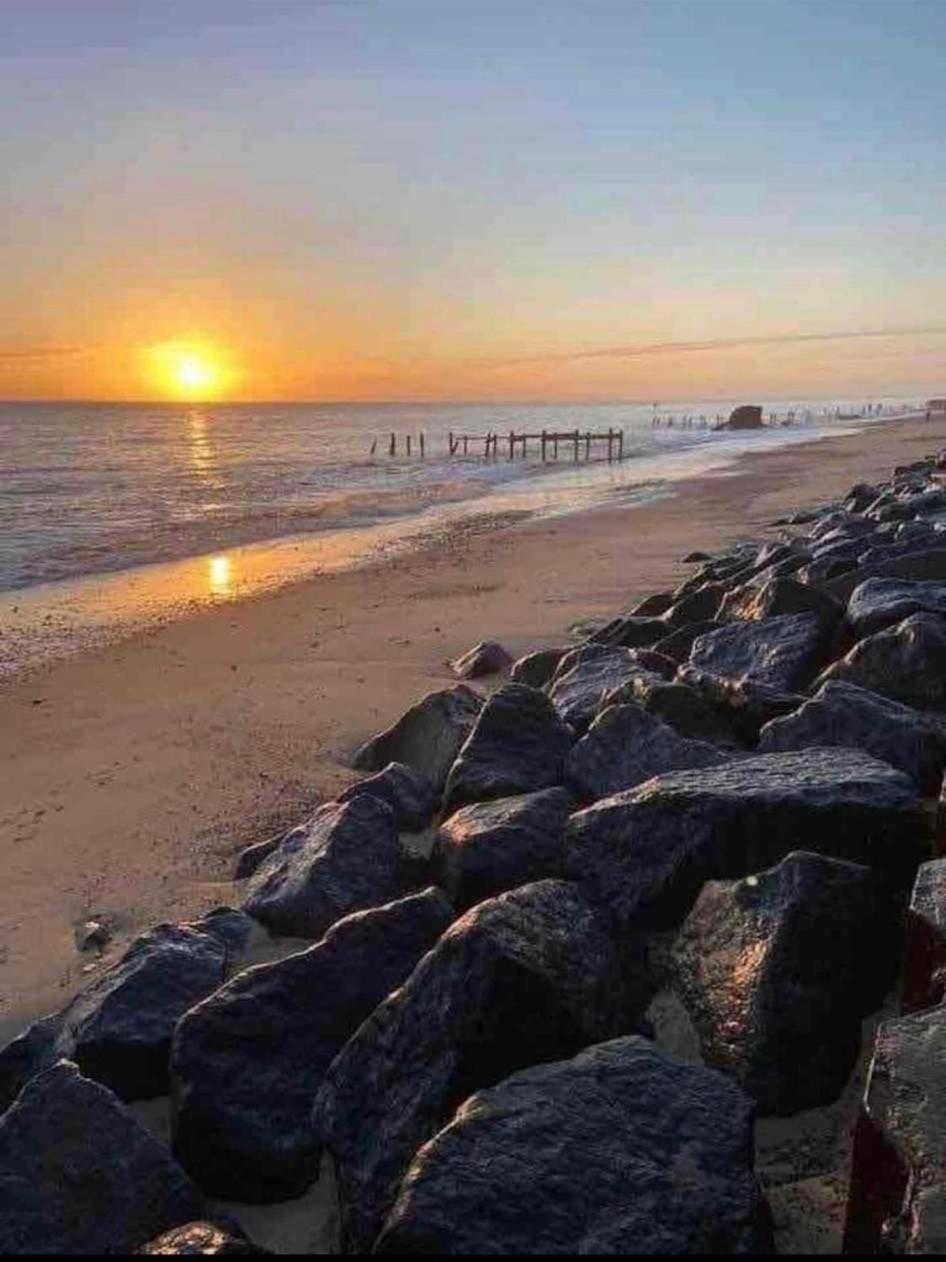 Villa Sea View 3-Bed Heated Pool Eat Bar Kids Park Lowestoft Extérieur photo