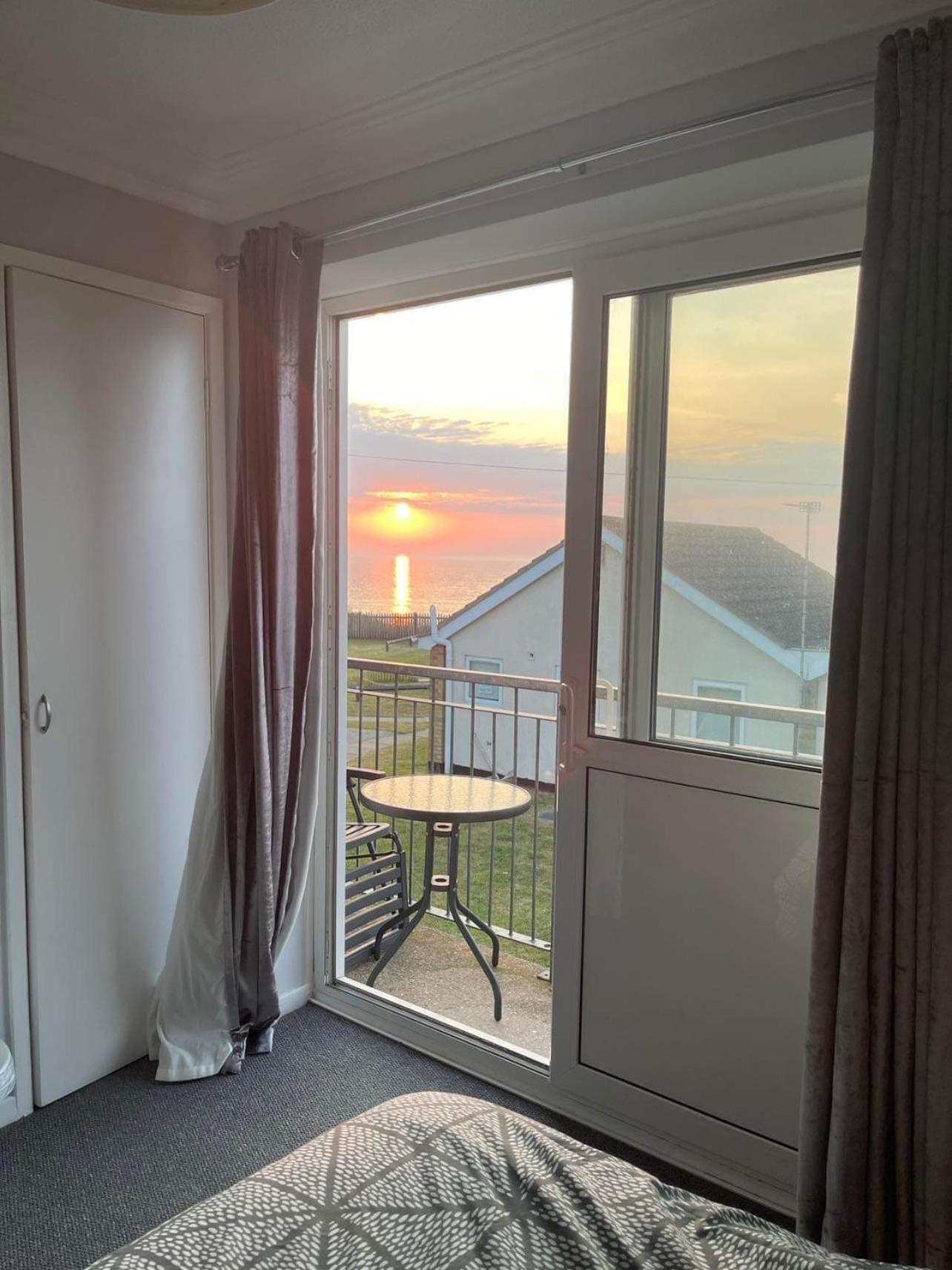 Villa Sea View 3-Bed Heated Pool Eat Bar Kids Park Lowestoft Extérieur photo